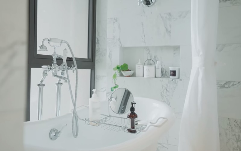 Căn phòng tắm là một trong những nơi đắt giá nhất trong căn hộ, được đầu tư tiền tỷ. Khánh Linh cảm thấy thoải mái khi về nhà và nằm thư giãn trong bồn tắm.
 
