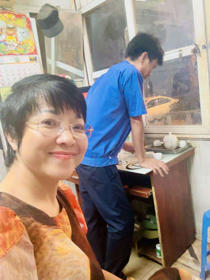 Thảo Vân còn rất dân dã, thường uống trà với bảo vệ tòa nhà của mình.