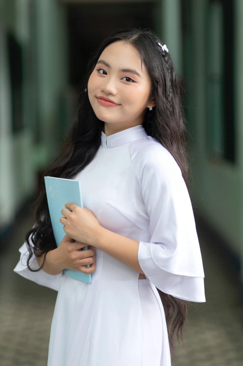 View - Phương Mỹ Chi bực mình khi bị hỏi chuyện bỏ học ngay sau khi lên chức nữ chủ tịch 2K3