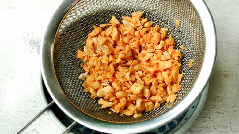 Tỏi chiên vàng tuy thơm nhưng lại mất nhiều chất dinh dưỡng. Ảnh minh họa.