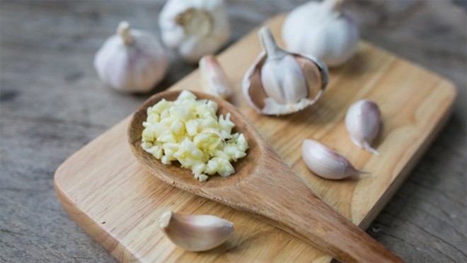 Tỏi càng băm nhỏ lại càng tiết ra được chất có lợi cho cơ thể. Ảnh minh họa.