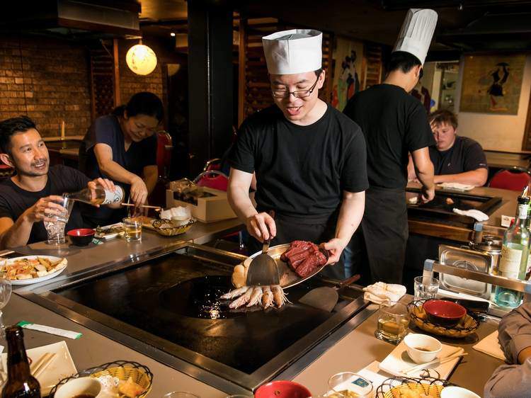 Teppanyaki: Nghệ thuật nấu ăn kết hợp trình diễn được giới sành ăn cực đam mê - 2