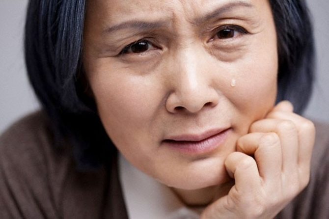 Thì ra từ đầu đến cuối đều là màn kịch do chính con dâu, con trai dựng lên để moi sạch tiền của mẹ già. (Ảnh minh họa)