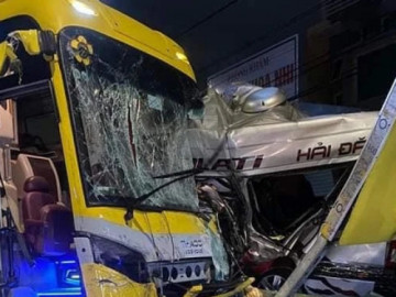 NÓNG: Xe khách Thành Bưởi và ô tô 16 chỗ tông nhau, 4 người chết, nhiều người bị thương