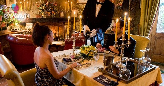 View - Bên trong nhà hàng bé nhất thế giới: Chỉ có 1 bàn cho 2 người, trải nghiệm cực xa hoa như trên phim