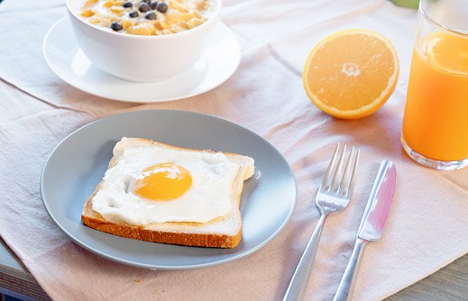Bữa sáng ăn mặn hay ngọt mới tốt? Chuyên gia khuyên nên loại bỏ 2 món này vào bữa sáng - 1