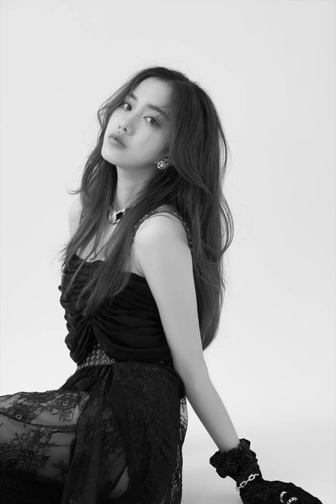 Cô được báo chí hết lời ca ngợi vì nhan sắc nổi bật từng đường nét.