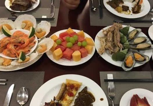 Lấy lượng thức ăn vừa ᵭủ, tránh lãng phí là quy ᵭịnh của hầu hḗt các nhà hàng buffet