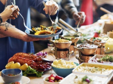 Đi ăn buffet thấy nhân viên nhà hàng chăm chỉ dọn đĩa thừa cho khách, hóa ra có 3 mục đích bất ngờ ít ai biết