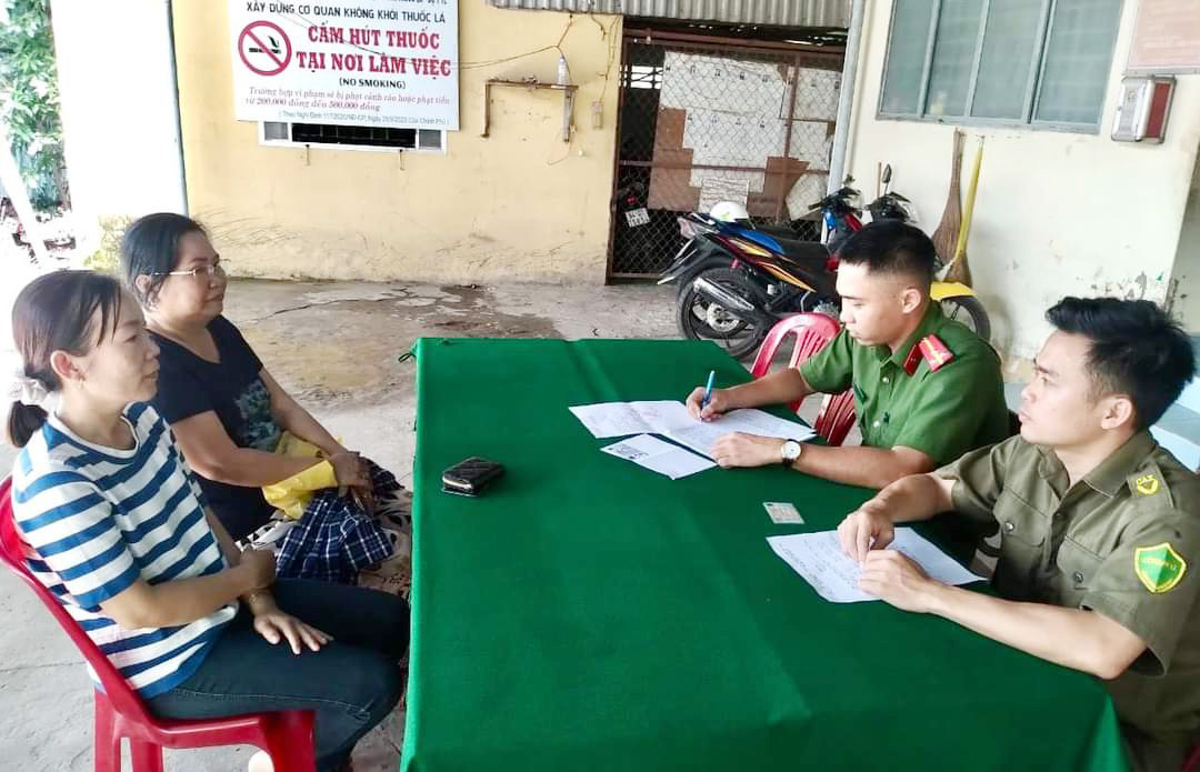 Công an thị trấn Vũng Liêm mời cô Tuyền (áo kẻ), bà Bích lên cơ quan để làm thủ tục chuyển lại số tiền chuyển nhầm. Ảnh: E.X