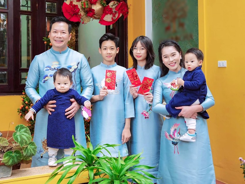 Vị “cá mập” nổi tiếng của Shark Tank Việt Nam - Thương vụ bạc tỷ cũng từng tự tay chia sẻ những khoảnh khắc bên vợ trẻ và 4 đứa con của mình.
