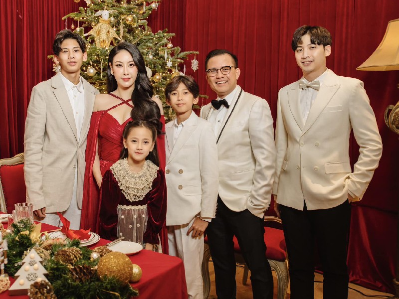 Năm 2007, Hà Kiều Anh kết hôn với doanh nhân Huỳnh Trung Nam. Sau khi về chung nhà, cô lần lượt hạ sinh 3 con là Vương Khang (năm 2008), Vương Khôi (năm 2011) và bé Viann (năm 2015). Ngoài ra, nàng hậu còn nuôi nấng Nhật Minh (sinh năm 1992) - con trai riêng của chồng.
