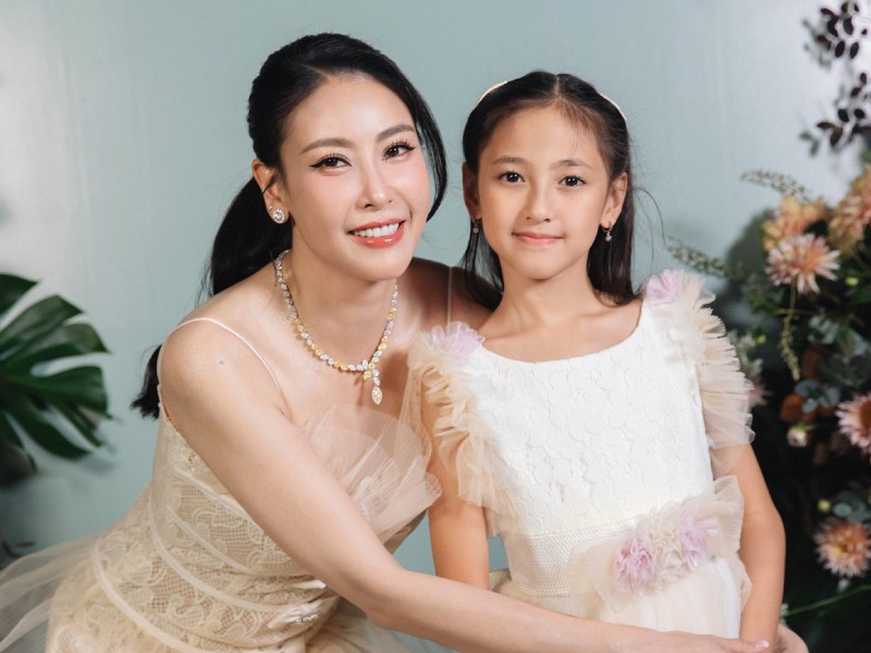 Sinh năm 2015, con gái Hà Kiều Anh khiến dân tình xuýt xoa vì càng lớn càng xinh đẹp. Viann có sống mũi thanh tú, đôi mắt sáng và vóc dáng mảnh mai giống hệt mẹ hoa hậu.
