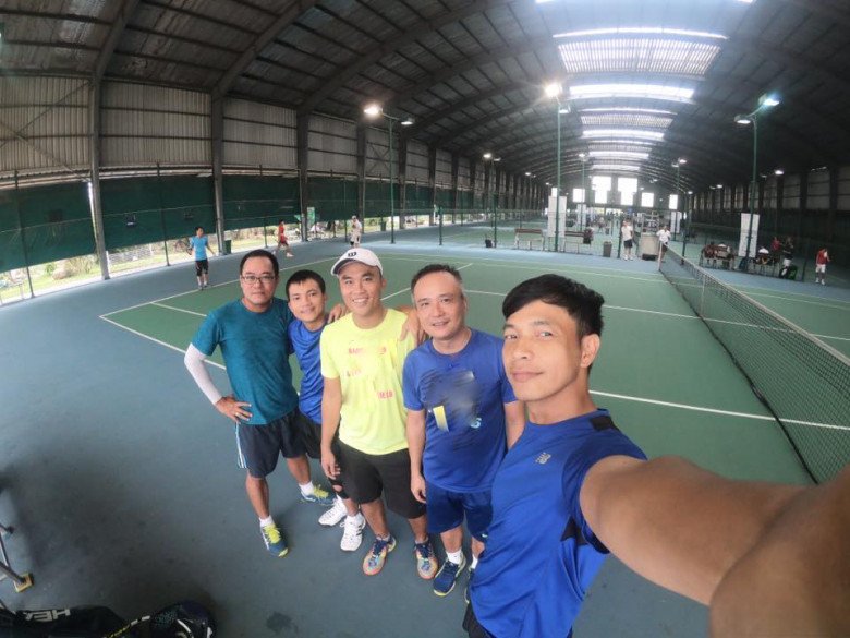 Anh sống khá kín tiếng, chỉ chia sẻ hình ảnh bản thân đi chơi thể thao.