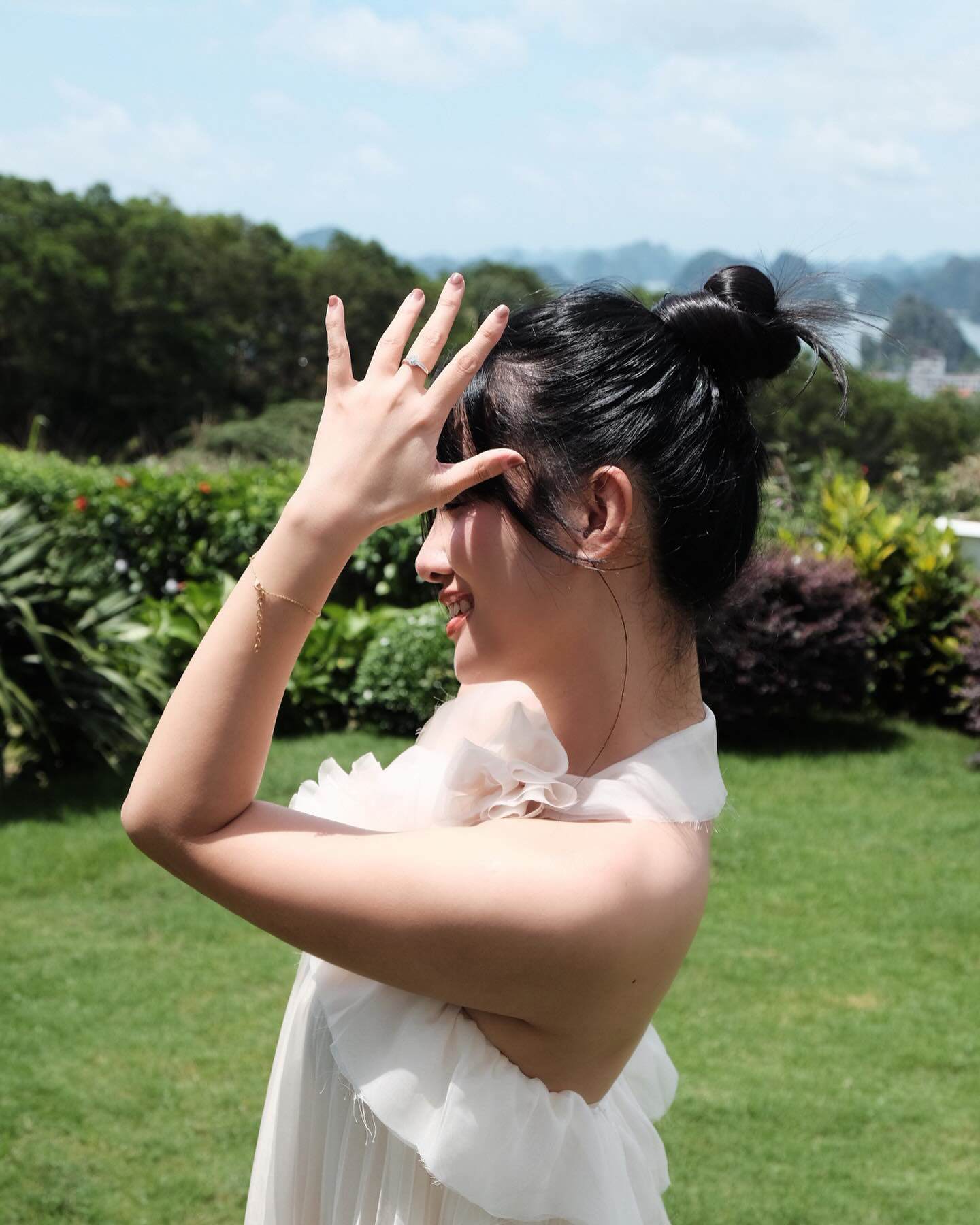 Mỹ nhân nhà đài cười rạng rỡ với chiếc nhẫn xinh trên tay.