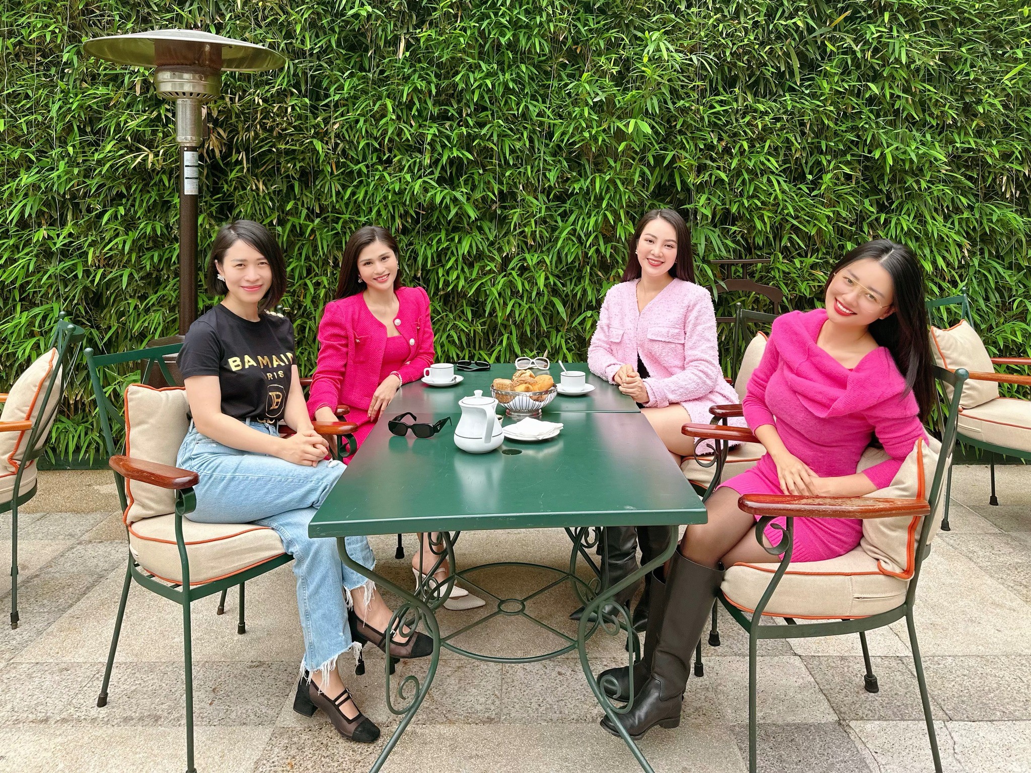 Cô cũng hẹn hò đi cà phê để hội ngộ cùng BTV Thụy Vân, Minh Trang, Vân Anh