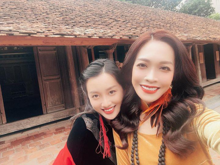 BTV Hoàng Trang thích thú khi gặp lại Quỳnh Chi và khen vẻ đẹp của đàn em.