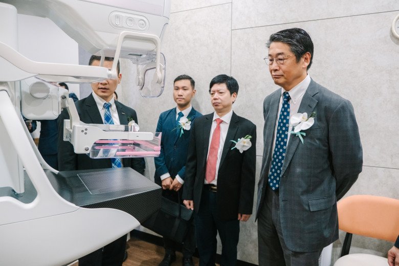 TS Nguyễn Trọng Khoa (đứng giữa) cho rằng, việc tầm soát ung thư bằng AI sẽ giúp ích rất nhiều cho bác sĩ khi chẩn đoán bệnh.