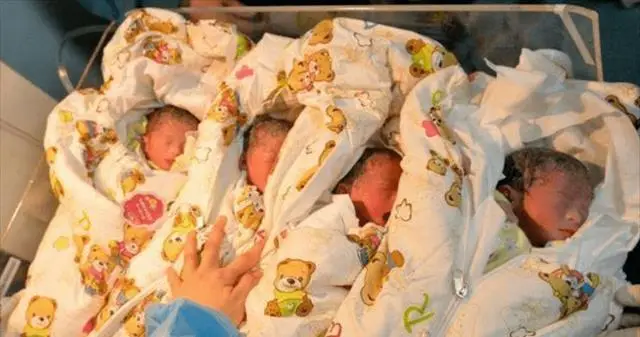 4 đứa trẻ chào đời trong niềm hạnh phúc của gia đình.