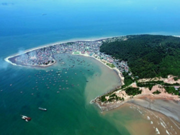 Xã đảo được ví như bàn tay khổng lồ trên biển, có nhiều điểm du lịch đẹp hoang sơ, cách Hà Nội hơn 200km