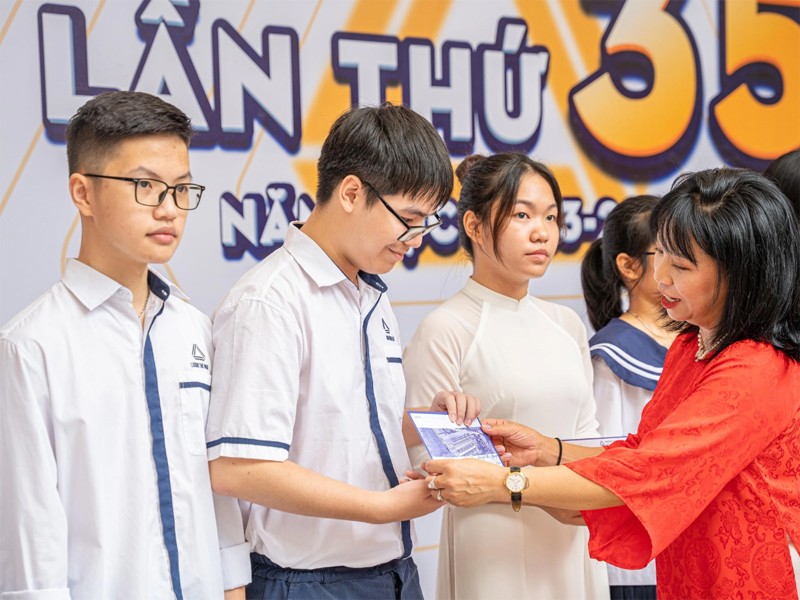 Trường dân lập Lương Thế Vinh thuộc top những ngôi trường hot nhất Hà Nội. Mỗi năm đến mùa tuyển sinh, phụ huynh và học sinh đều xếp hàng dài trước cổng trường để nộp hồ sơ đăng ký.
