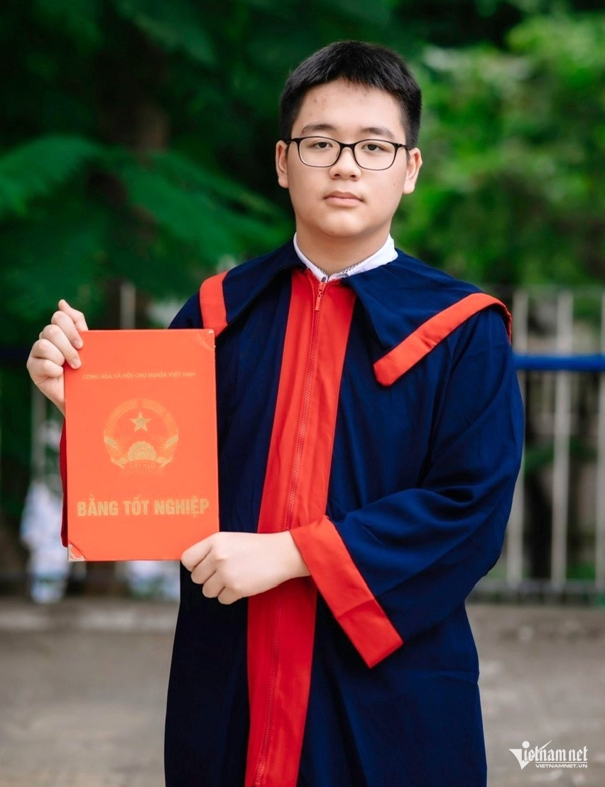 Hà Mạnh Hùng trở thành thủ khoa thi lớp 10 khối chuyên Toán của cả hai trường: THPT Chuyên Hà Nội - Amsterdam và THPT Chuyên ĐH Sư phạm Hà Nội.