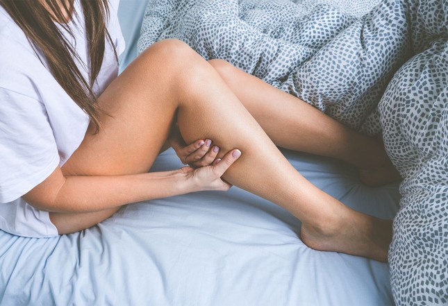Bác sĩ Dũng cho biết: mẹ bầu có thể bị chuột rút cả ở chân, tay và bụng bắt đầu từ tháng thứ 3 của thai kỳ.