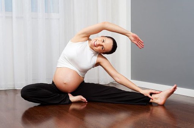 Để tránh chuột rút, mẹ bầu nên tập thể dục khoảng 30 phút mỗi ngày, tập gì cũng được: yoga, đi bơi, đi bộ… miễn là nhẹ nhàng, không quá sức.