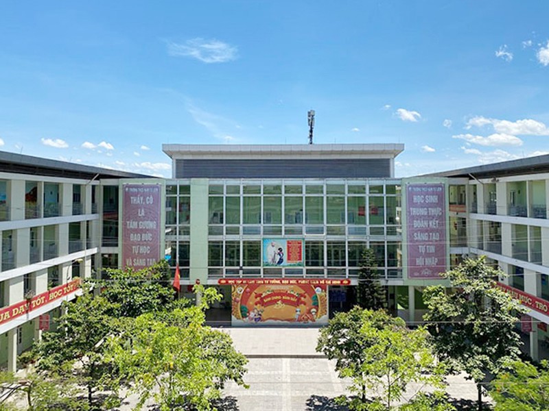 THCS Nam Từ Liêm là ngôi trường cấp 2 công lập có chất lượng đứng đầu quận và cũng là một trong những trường top đầu TP Hà Nội. Học sinh của trường đạt được nhiều giải thưởng trong các cuộc thi HSG cấp thành phố, quốc gia và quốc tế.
