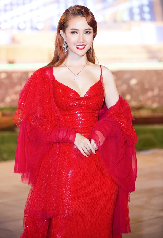 Hoa hậu Phan Thị Mơ mặc lộng lẫy, đeo set phụ kiện kim cương trị giá hơn chục tỷ ngồi ghế nóng chung kết Người đẹp xứ Dừa.