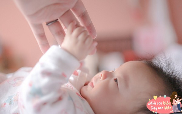 Hãy phản ứng tích cực với bé.