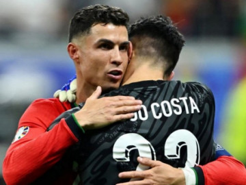 Ronaldo bật khóc vì đá hỏng phạt đền, ôm chầm cảm ơn "người nhện" Bồ Đào Nha
