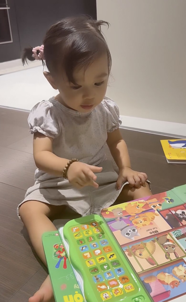 Misumi được mẹ Bảo Anh cho tiếp xúc với sách, đồ chơi ngôn ngữ từ sớm.