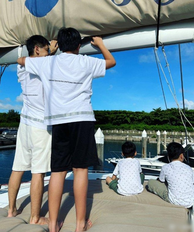 Bố con Lâm Chí Dĩnh nhìn không khác gì anh em.