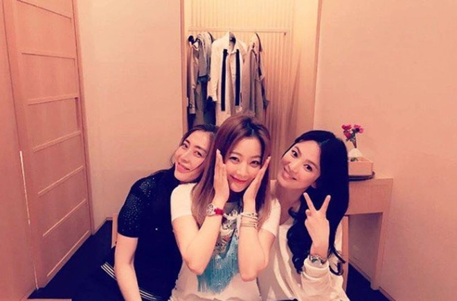Kim Hee Sun thân thiết với Song Hye Kyo (phải).