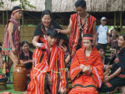 Yêu - Con gái ở vùng này muốn lấy chồng phải lên rừng kiếm củi, cõng đến nhà trai hỏi cưới