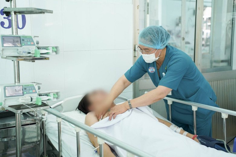 Bác sĩ đang kiểm tra sức khỏe cho Tuyết Nhi. Ảnh: BVCC.