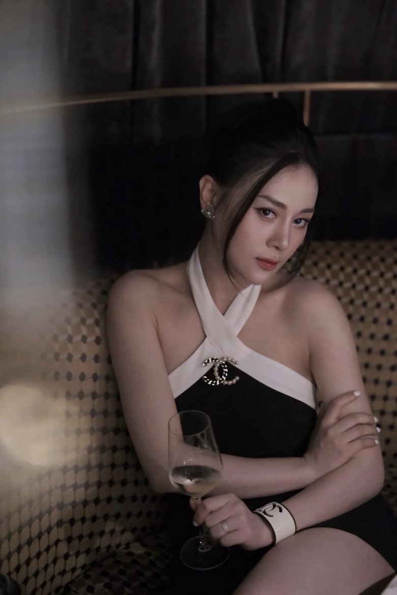 Phương Oanh cũng chia sẻ những bức ảnh trong buổi hẹn hò. Nữ diễn viên lên đồ sang chảnh, nhan sắc ngày càng mặn mà, quyến rũ. 