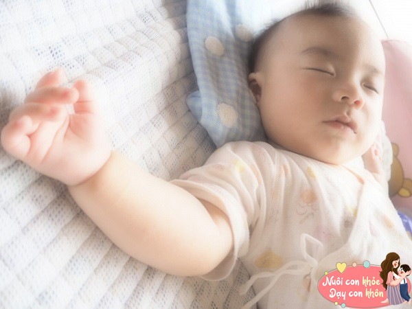 Mẹ nên chọn loại gối cho bé phù hợp với hình dáng đầu của trẻ.
