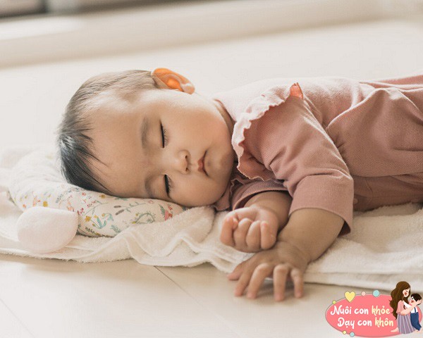 Lõi gối của trẻ nên được làm bằng chất liệu mềm, nhẹ, thoáng khí, hút ẩm.