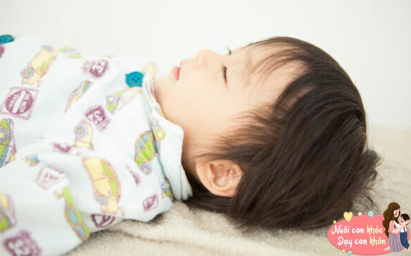 Bố mẹ nên chú ý thời điểm cho trẻ sơ sinh ngủ gối.