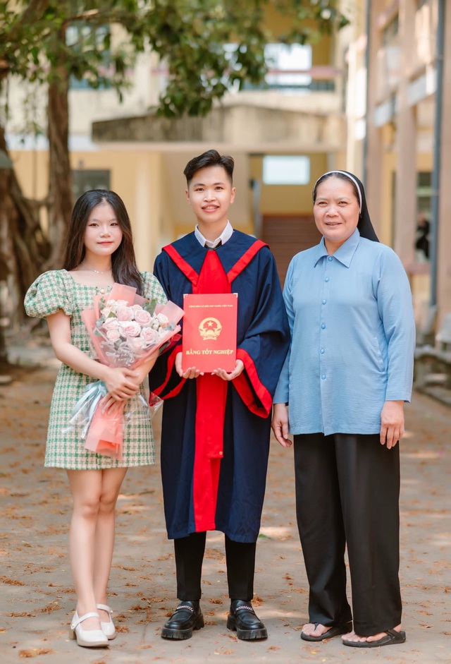 Lộc chụp cùng nữ tu trong ngày tốt nghiệp
