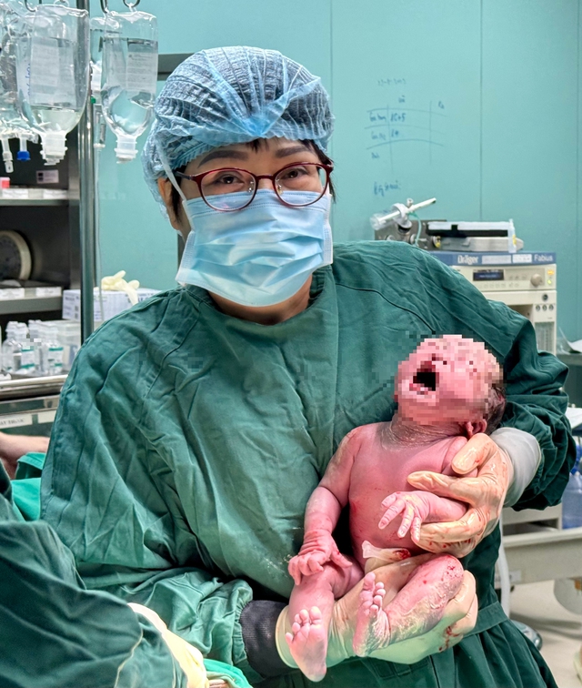 Sản phụ 1m30 bị loạn sản sụn sinh thành công bé gái 3,5kg.