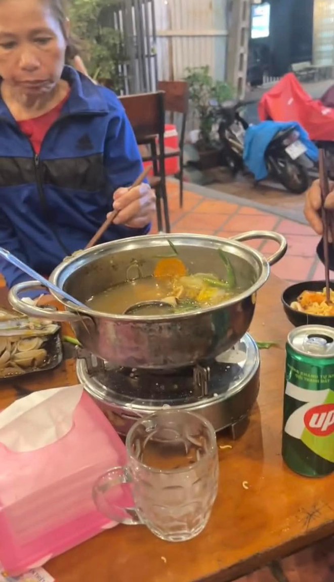 2 mẹ con đang ăn lẩu thấy người bán vé số tiến lại gần, câu hỏi tiếp theo khiến ông lão sững lại - 1