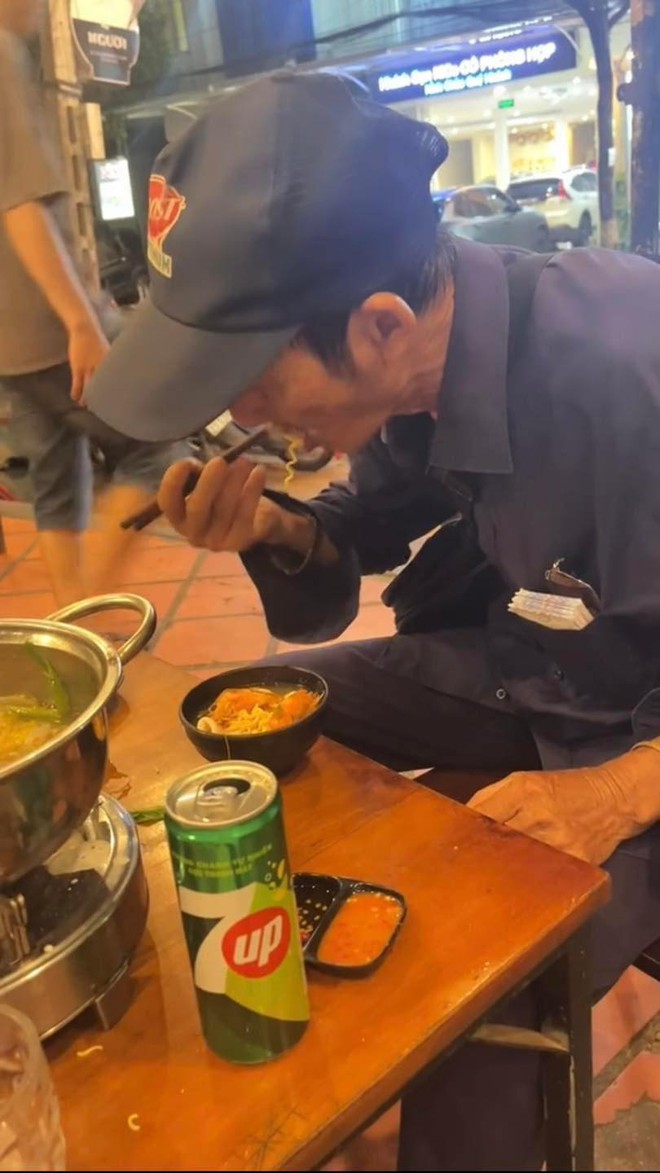 Mẹ Nguyệt mời cụ ông bán vé số vào ăn lẩu