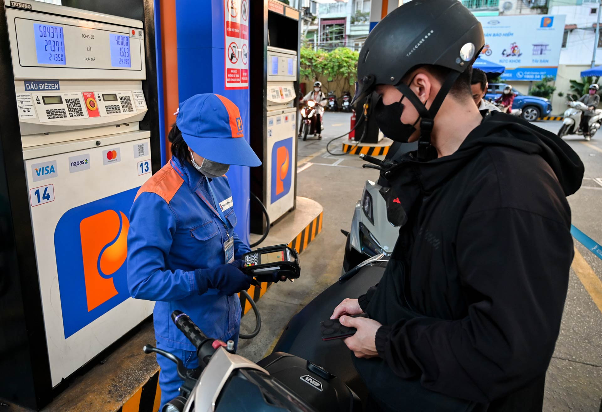 Giá xăng được điều chỉnh tăng. Ảnh: Nguyễn Huế