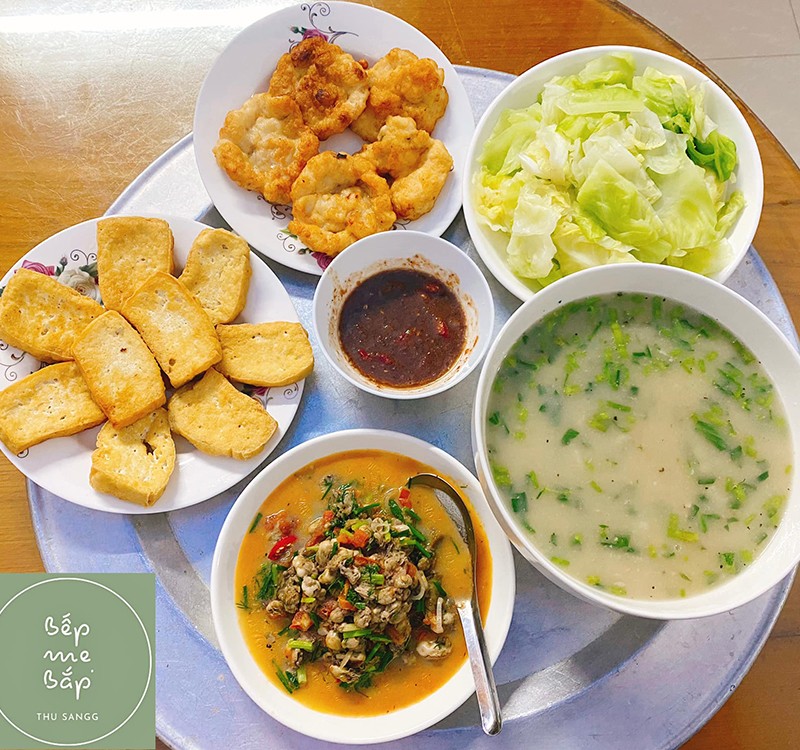 Canh khoai mỡ - Hà sốt cà chua - Đậu rán - Chả mực - Rau bắp cải luộc.
