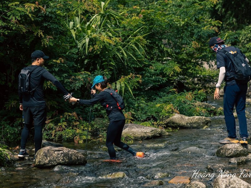 Dù có thể khám phá suối Cửa Tử vào các mùa quanh năm, nhưng mùa hè vẫn là thời điểm lý tưởng nhất. Lúc này thời tiết khô ráo, nắng nóng nên lên tới nơi, được đắm mình trong làn nước mát lạnh thì còn gì tuyệt vời hơn phải không nào? (Ảnh: Nguyễn Huyền My)
