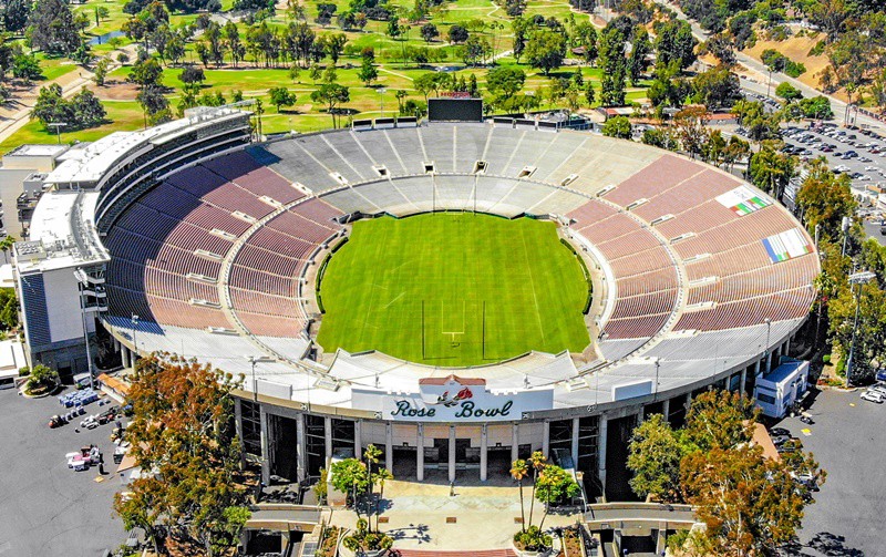 Đứng ở vị trí thứ 5 là sân Rose Bowl ở California (Mỹ). Rose Bowl có sức chứa 92.542 người, từng được vinh dự tổ chức nhiều giải đấu quan trọng. Điển hình như năm 1984 là trận tranh huy chương vàng Olympic hay cả hai trận Chung kết Giải vô địch bóng đá nữ thế giới và WC.
