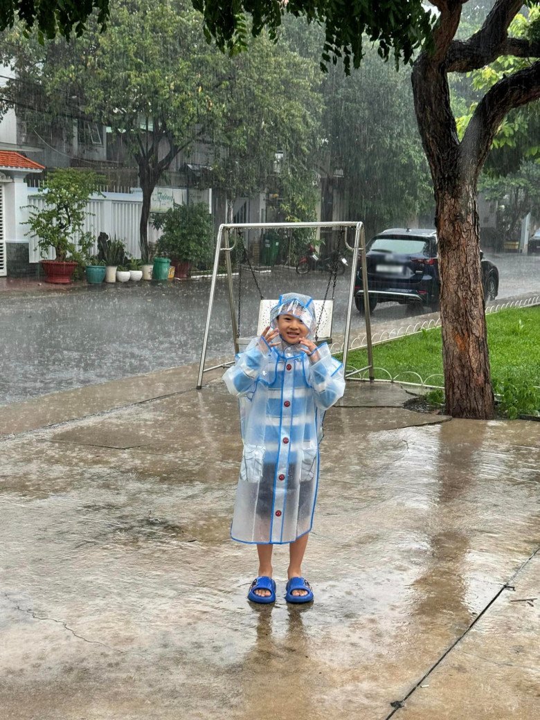 Bảo Bảo sinh năm 2018, giờ 6 tuổi mới lần đầu được bố cho tắm mưa.